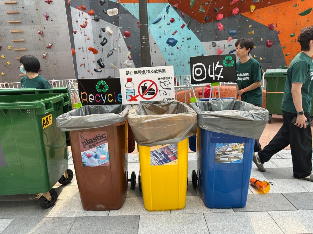 体育园在主要出入口设置分类回收站，并安排专责回收大使于观众进场及散场时推广分类回收。