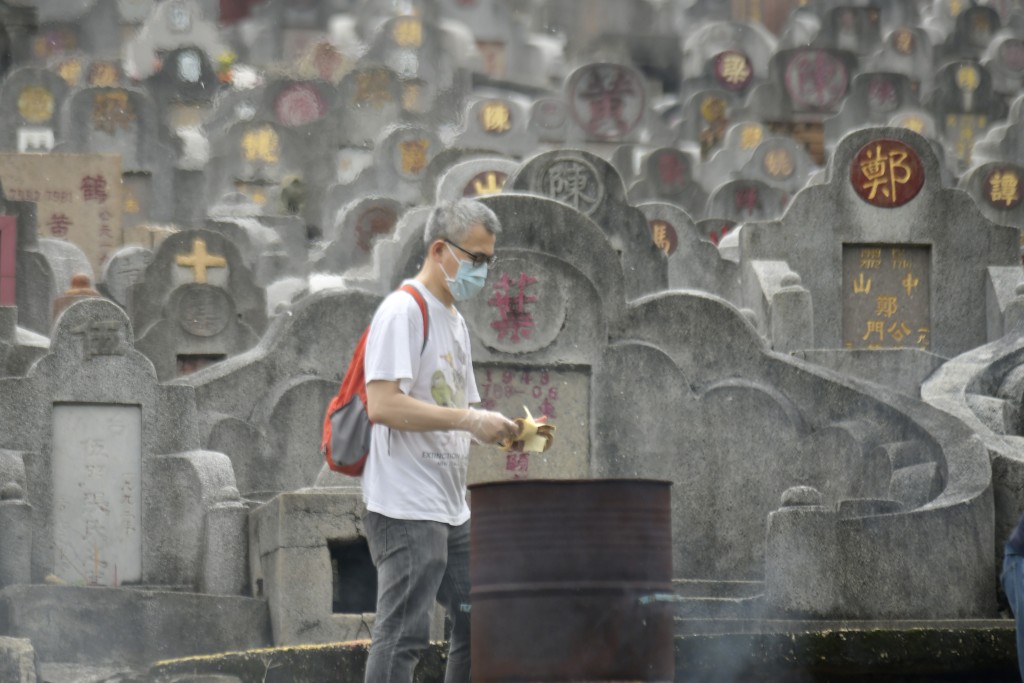 市民掃墓時拜祭並焚燒香燭冥鏹。梁譽東攝