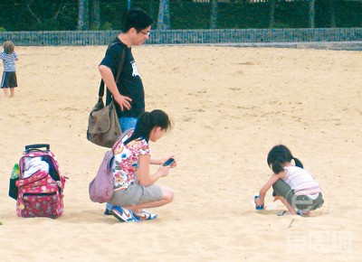 薛爸爸2010年更被《东周刊》拍到与一名中女及小女孩现身愉景湾沙滩。（《东周刊》图片）