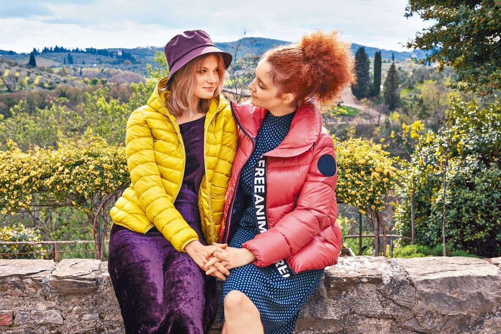 左\Alexis黄色连帽拉链外套\$1,800，具防水及防风功能。右\Isla外套\$2,800，备有拉链保护装置，印有「ANIMAL FREE」字句，传递品牌的理念。
　　