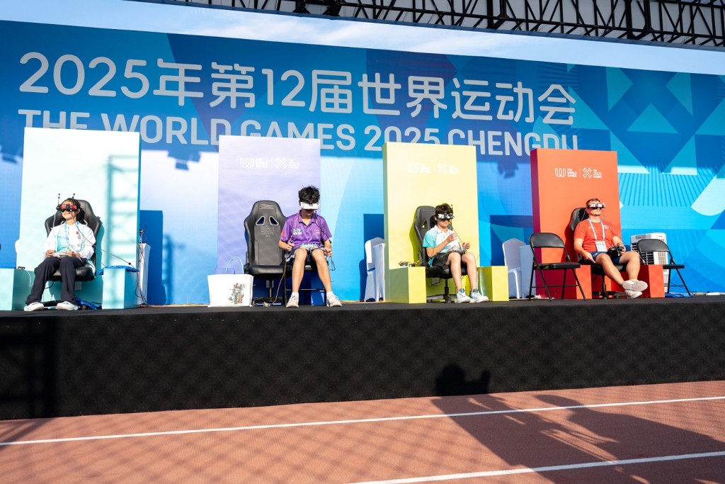 關竣仁(左二)在比賽中。相片由港協暨奧委會提供
