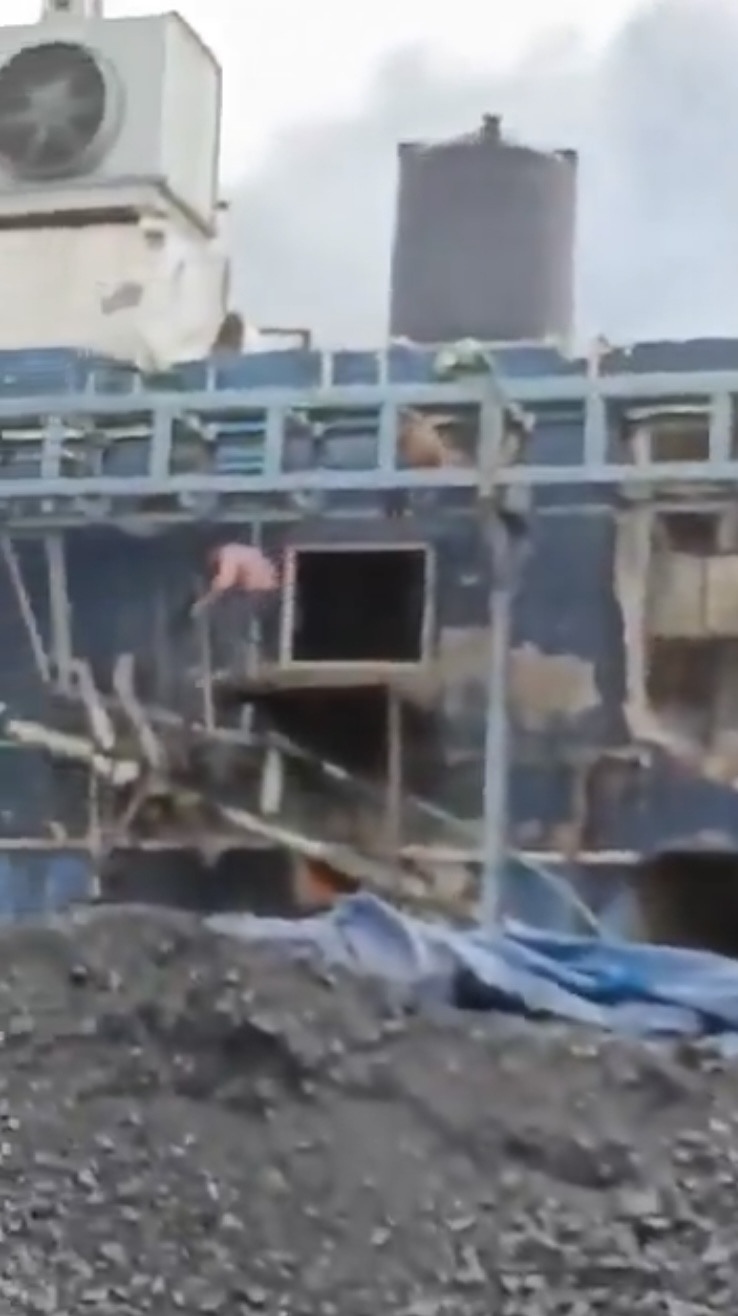 印度Sigachi化工廠爆炸，在場人員似乎拍攝到工人逃出。 X@OsintUpdates