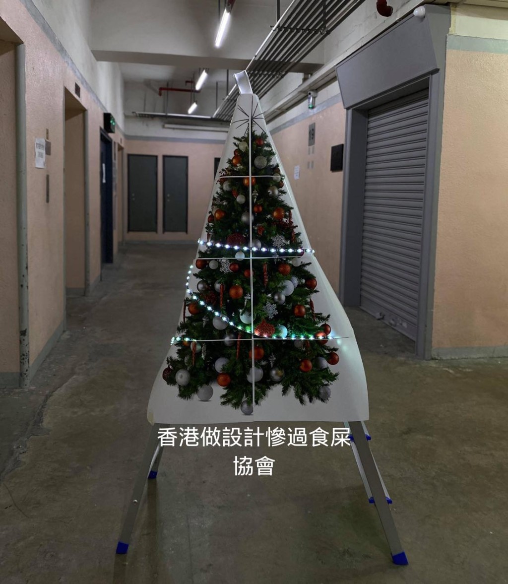 有公司利用扶梯裝扮成聖誕樹。facebook圖片