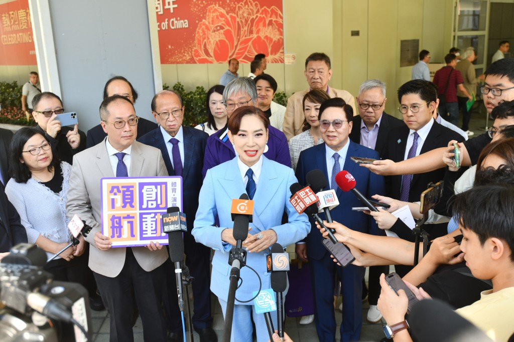 鄺美雲期望香港未來能全面投入並支持國家文化建設、文化強國及體育強國的呼籲。 鄺美雲期望香港未來能全面投入並支持國家文化建設、文化強國及體育強國的呼籲。