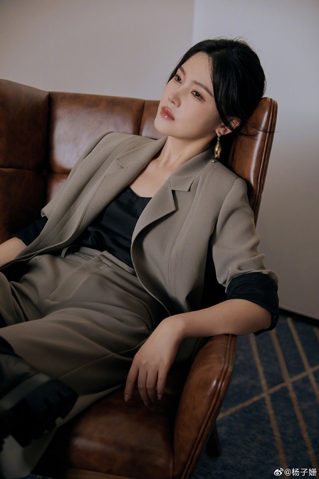 女星楊子姍使用即棄椅套坐高鐵成為話題。微博 女星楊子姍使用即棄椅套坐高鐵成為話題。微博