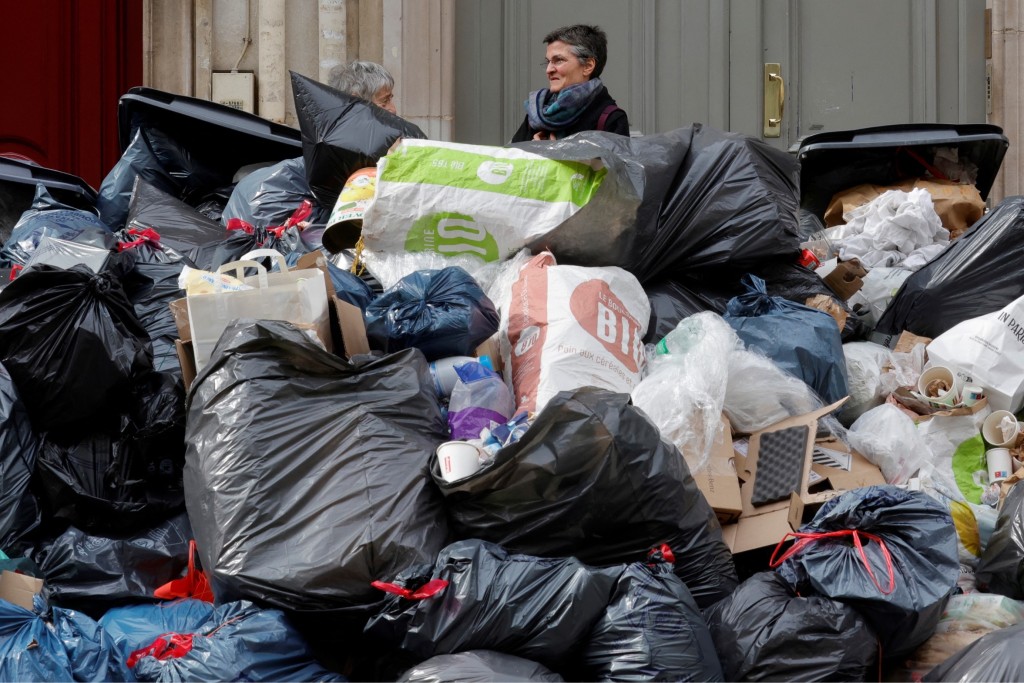 法国清洁工罢工10日，巴黎沦为垃圾城飘出恶臭。 路透社