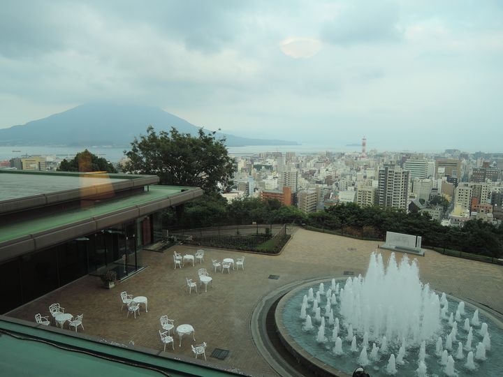 在城山觀光酒店可遠眺櫻島的美景。