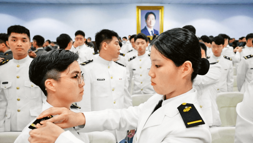 台湾军校学员在台北参加毕业典礼。 路透社