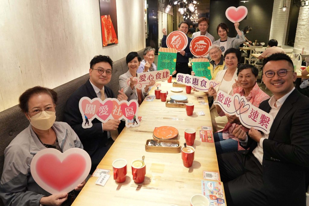 何永賢與立法會飲食界議員梁進,以及基督教宣道會利福長者鄰舍中心的街坊一同享用下午茶。 何永賢與立法會飲食界議員梁進,以及基督教宣道會利福長者鄰舍中心的街坊一同享用下午茶。