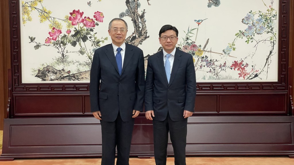 孫玉菡（右）今日上午與中國企業聯合會常務副會長兼理事長朱宏任（左）會面。政府新聞處圖片