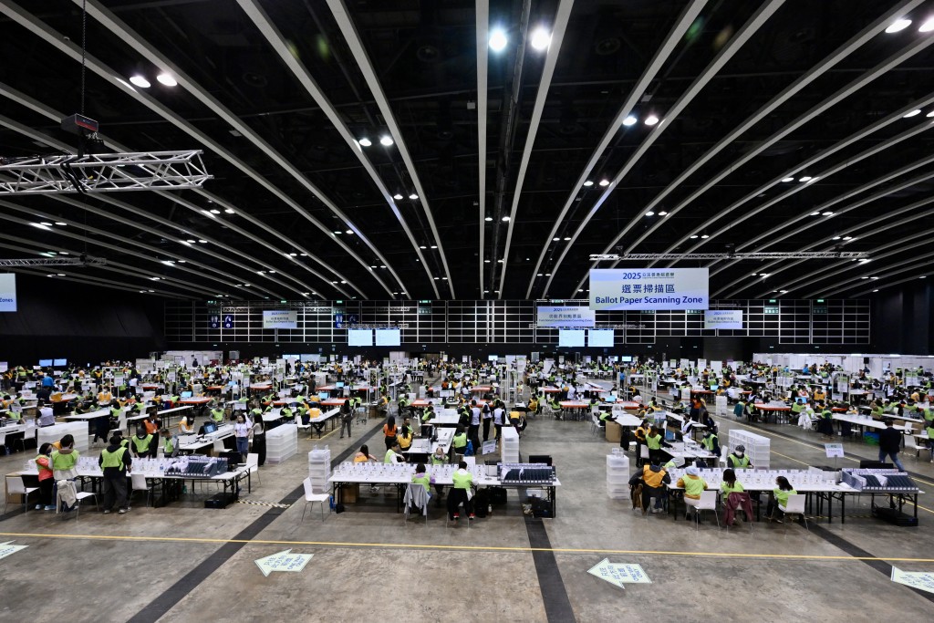 第八屆立法會換屆選舉順利完成。劉駿軒攝 第八屆立法會換屆選舉順利完成。劉駿軒攝