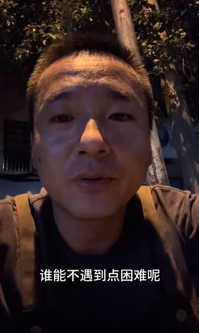 炒饭店老板张山野谦称自己做的是举手之劳。抖音