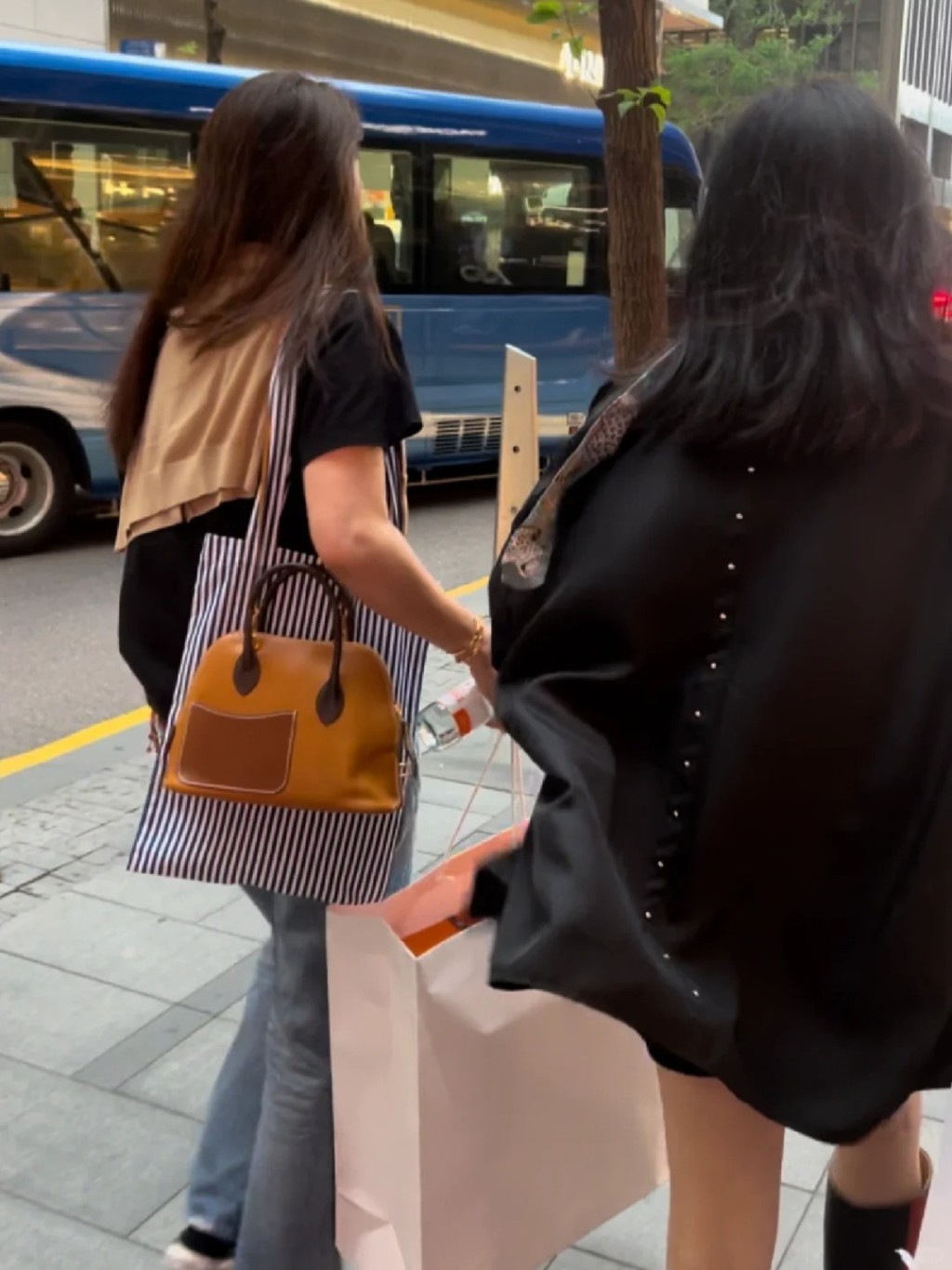 有网民于中环Hermès遇巧刚shopping完的袁咏仪。