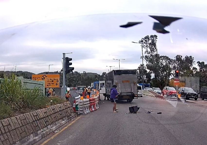 男乘客墮地後站起身，並無大礙。fb車cam L（香港群組）影片截圖