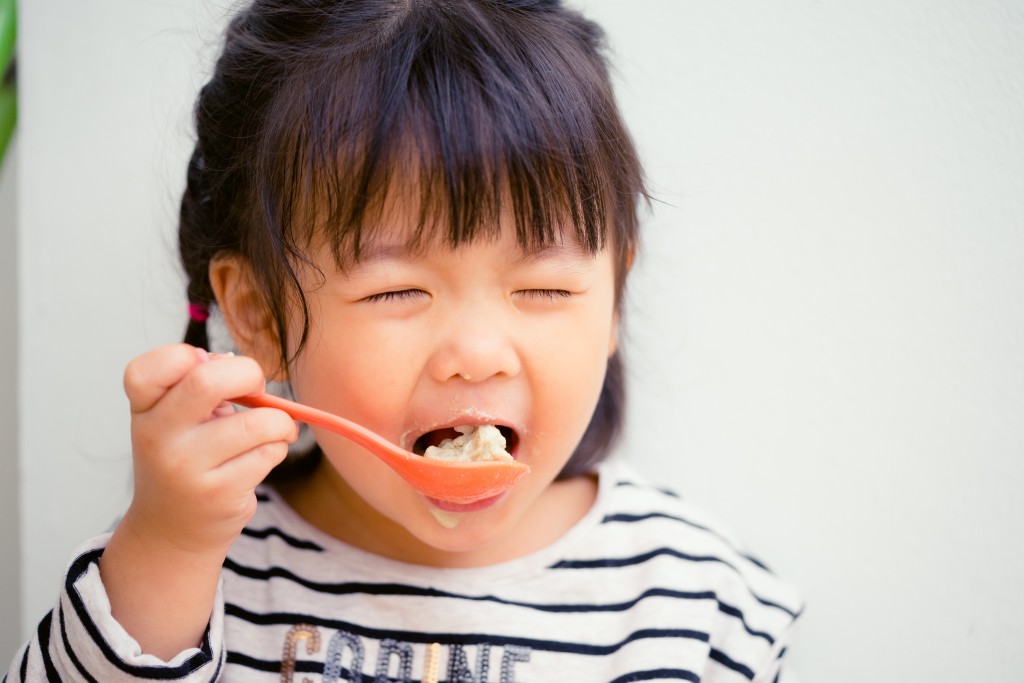殷笑雪建議家長可以給孩子吃質地偏硬或含豐富纖維的食物，加快已鬆的乳齒脫落。