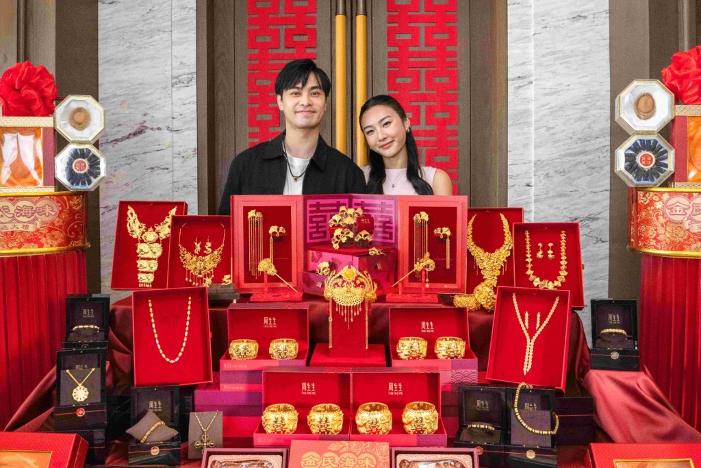 金飾矚目,包括四對重磅龍鳳鈪,精緻鳳冠,多條足金頸鍊。 金飾矚目,包括四對重磅龍鳳鈪,精緻鳳冠,多條足金頸鍊。
