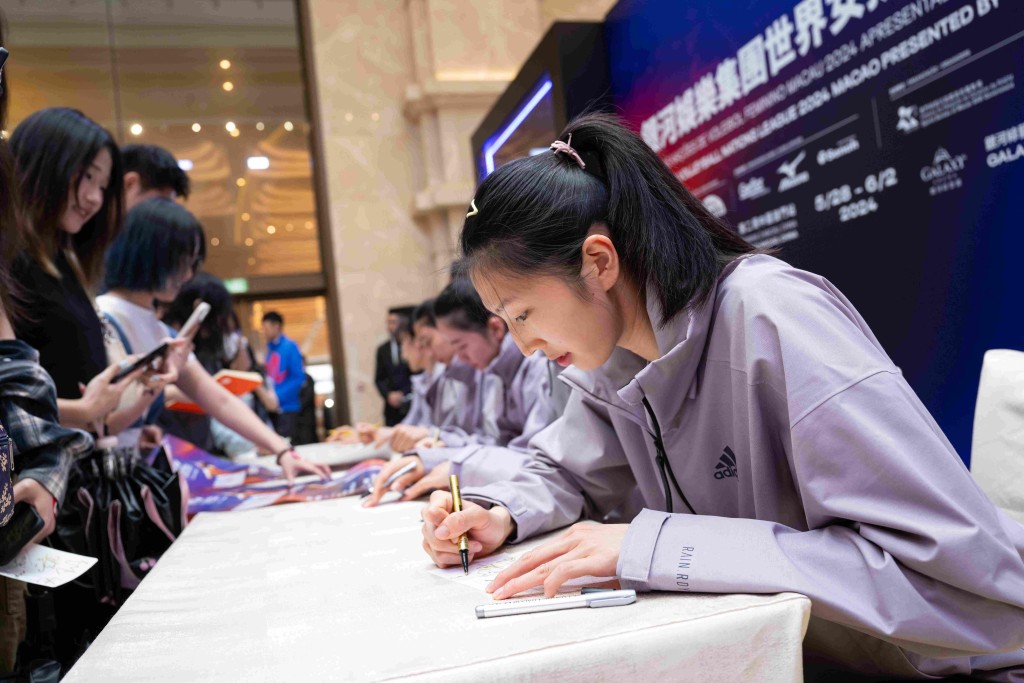 中國女排為球迷簽名。 公關圖片
