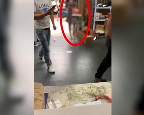 女子取快遞無故遭偷拍被編造偷情。(網圖)