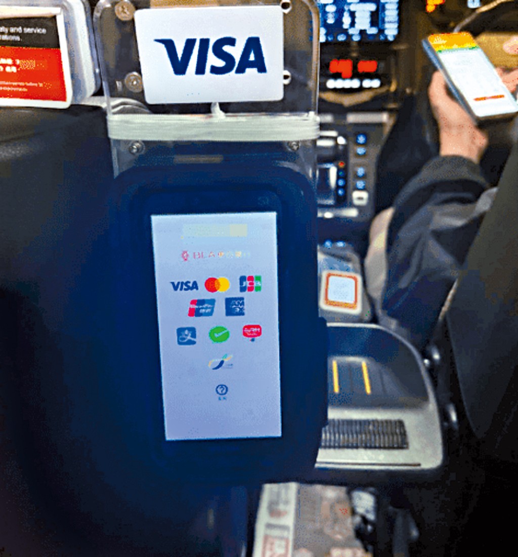 的士設有電子收費機，屏幕顯示支援信用卡、支付寶、微信及八達通等付款方式，但司機指用八達通方便一些。