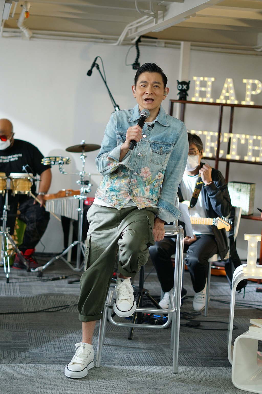 华仔在9月举行的《爱的连线生日会》上，已率先献唱《继续美丽》。