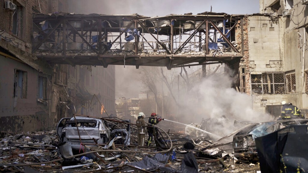 乌克兰受炮火猛烈攻击，多个建筑物受到破坏。AP图片