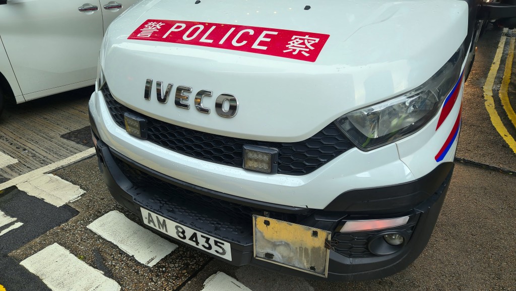 警車在萬茂里撞倒女途人。