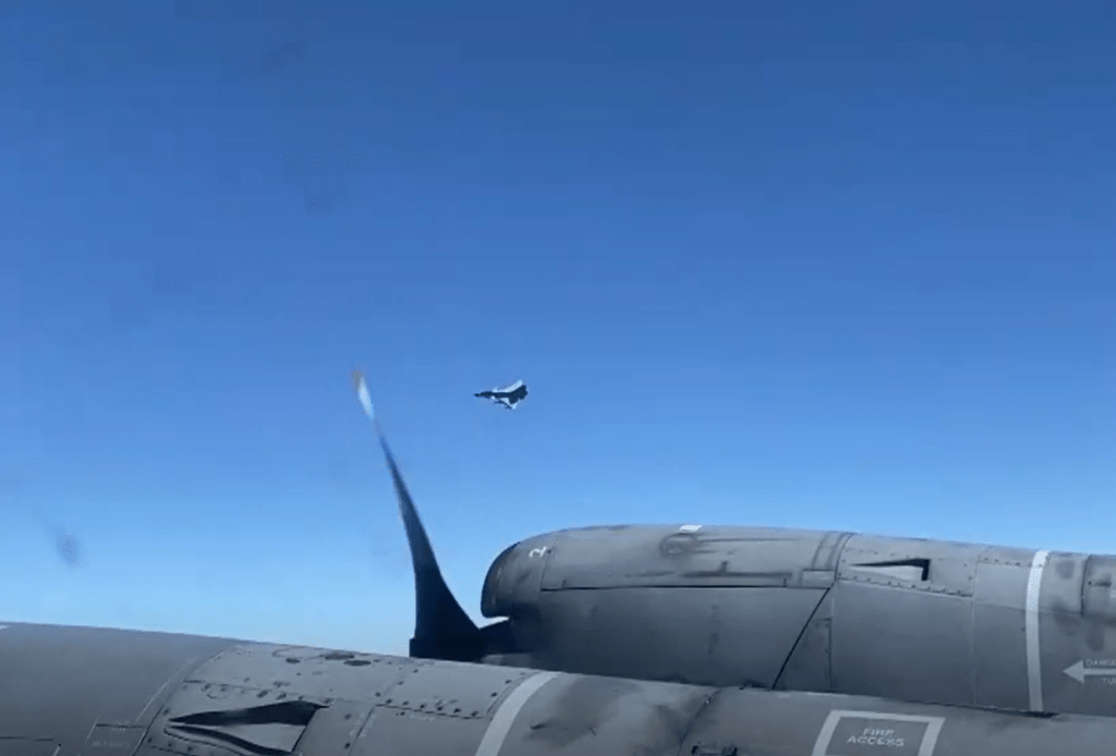 影片显示，中国战斗机飞近加拿大巡逻机。 环球新闻youtube截图