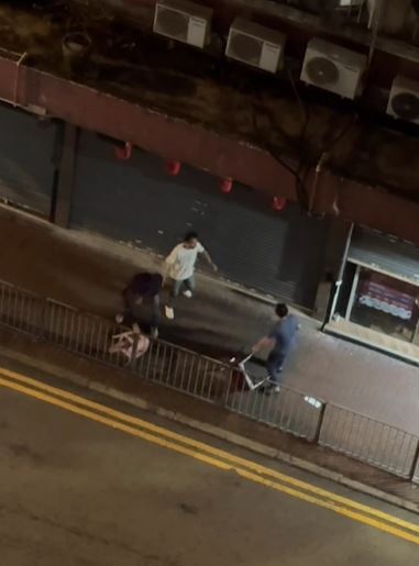 三人擸凳對峙。FB香港突發事故報料區及討論區 Becky Cohen影片截圖