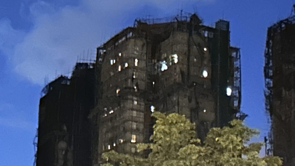 今日(29日)凌晨,救援與調查工作仍在通宵進行,多隊人員進入受災的3幢大廈逐層搜查及記錄證據,現場可見多個單位在夜色中燈火通明。蔡楚輝攝 今日(29日)凌晨,救援與調查工作仍在通宵進行,多隊人員進入受災的3幢大廈逐層搜查及記錄證據,現場可見多個單位在夜色中燈火通明。蔡楚輝攝