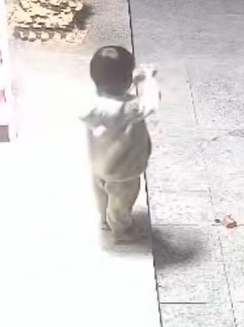 閉路電影拍下小孩將砂炮放入的情景。抖音@看齊新聞 閉路電影拍下小孩將砂炮放入的情景。抖音@看齊新聞