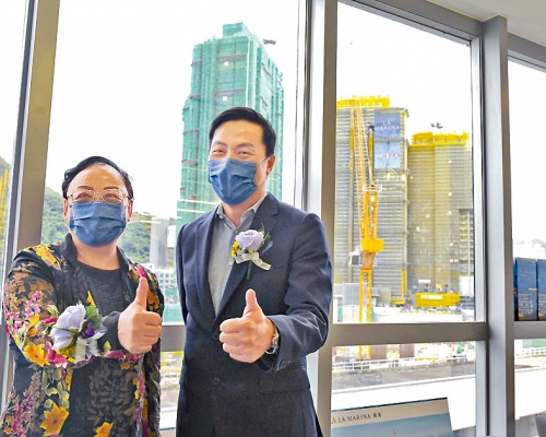 嘉里盧子豪(右)表示,揚海最快於周六推售。旁為吳美珊。