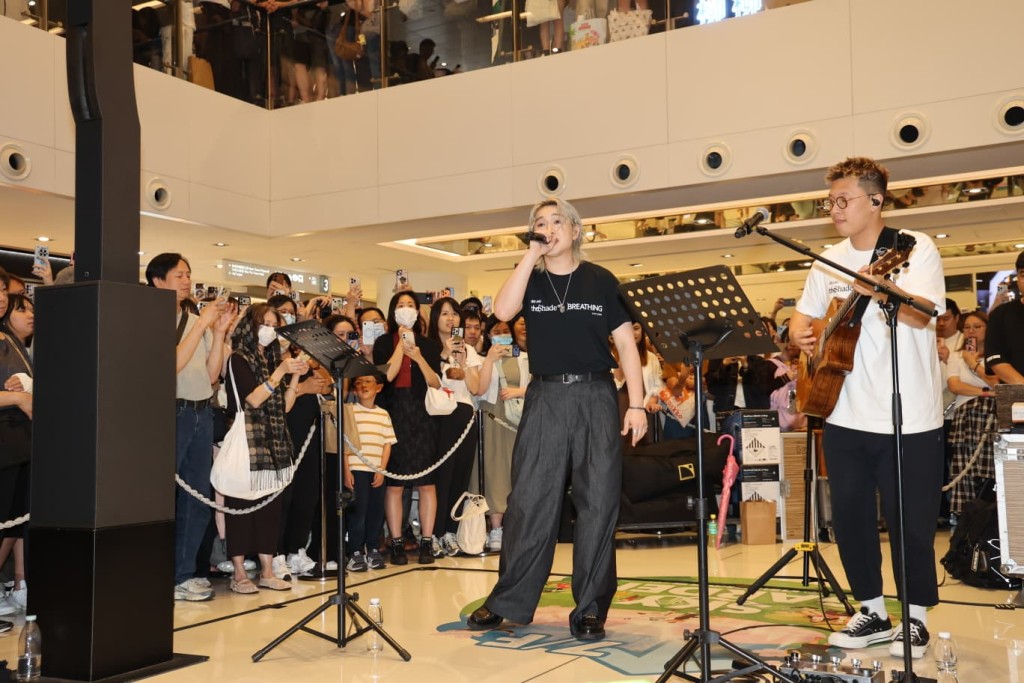 原本Jer準備唱六首歌，最後Encore兩次。