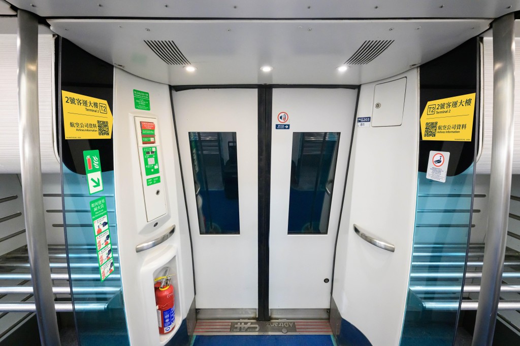 列車在抵達機場站後,兩邊車門均會開啟,乘客可按指示直達一號及二號客運大樓。 列車在抵達機場站後,兩邊車門均會開啟,乘客可按指示直達一號及二號客運大樓。