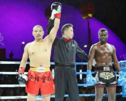 來自非洲坦桑尼亞「拳王」蓋博瑞(右)，僅43秒就被釋延孜(左)KO。