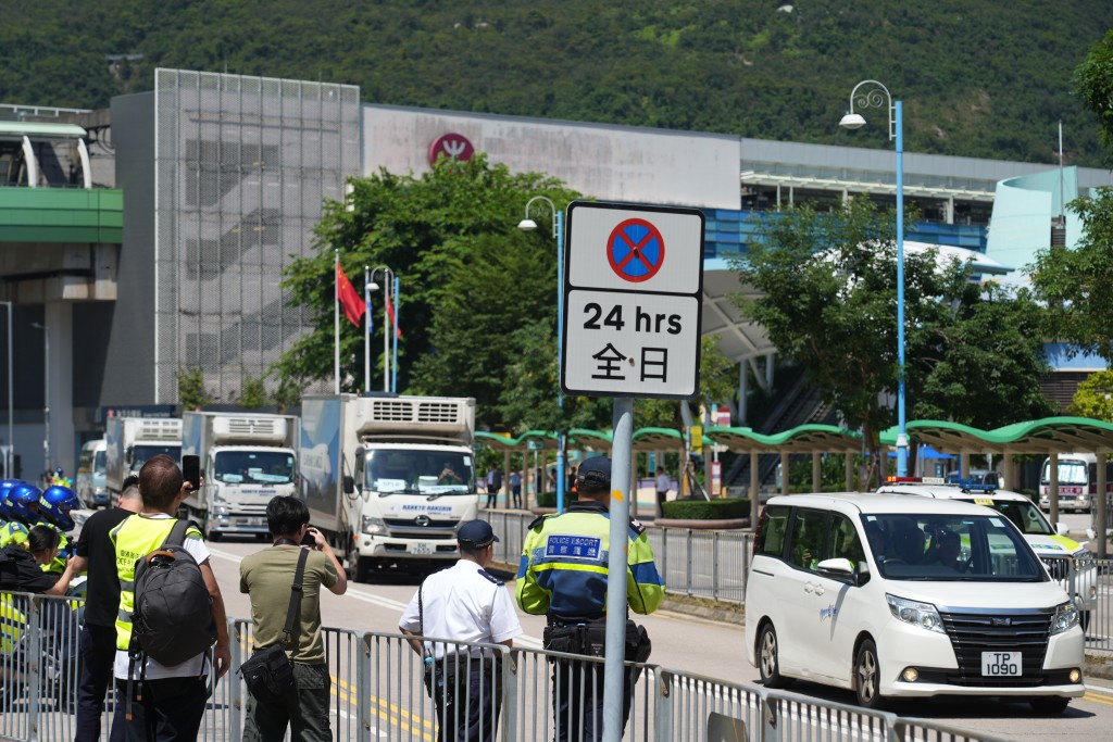 大熊貓抵達海洋公園，警察到場戒備。歐樂年攝