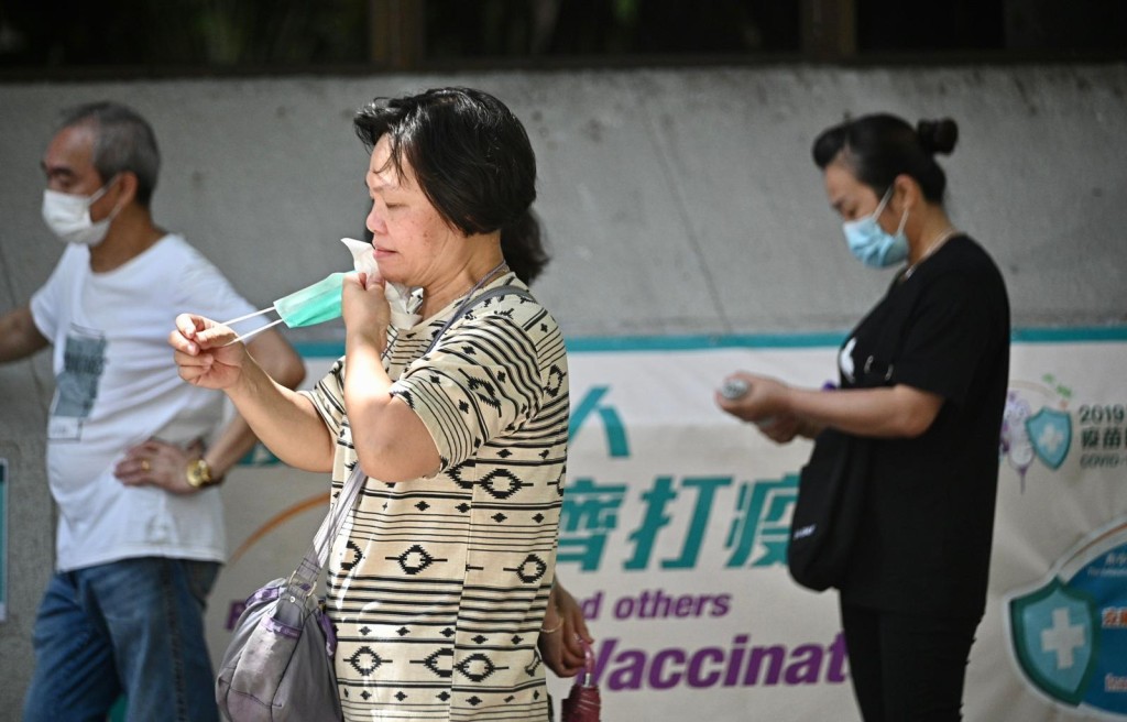 市民繼續接種疫苗。