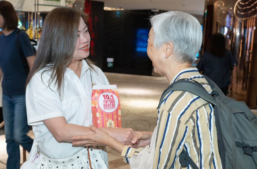 她很開心見到許多市民都入場,也還為他們送上爆谷。羅淑佩FB圖片 她很開心見到許多市民都入場,也還為他們送上爆谷。羅淑佩FB圖片