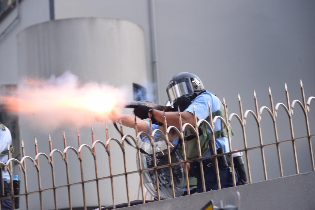 長沙灣警署警察發射催淚彈。