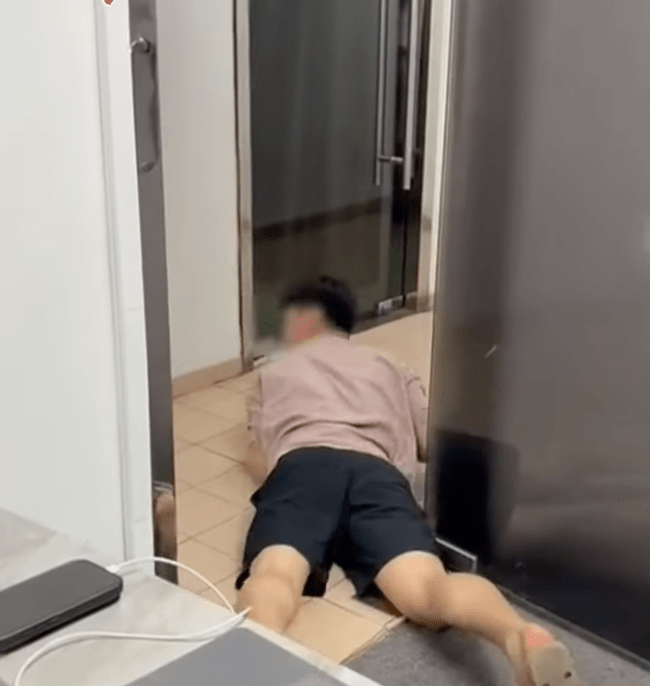 影片中,見到有兩名疑似林男辦公室的男職員,其中一人「趴地」,欲從門底的縫隙中窺視林男和女下屬在辦公室內的「戰況」,而另一名男職員亦從另一房間探頭張望。 影片中,見到有兩名疑似林男辦公室的男職員,其中一人「趴地」,欲從門底的縫隙中窺視林男和女下屬在辦公室內的「戰況」,而另一名男職員亦從另一房間探頭張望。