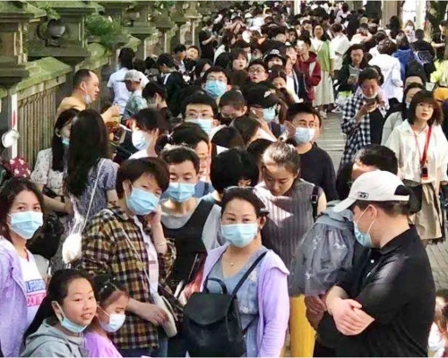 內地多個熱門景點迎來客流高峰。網圖