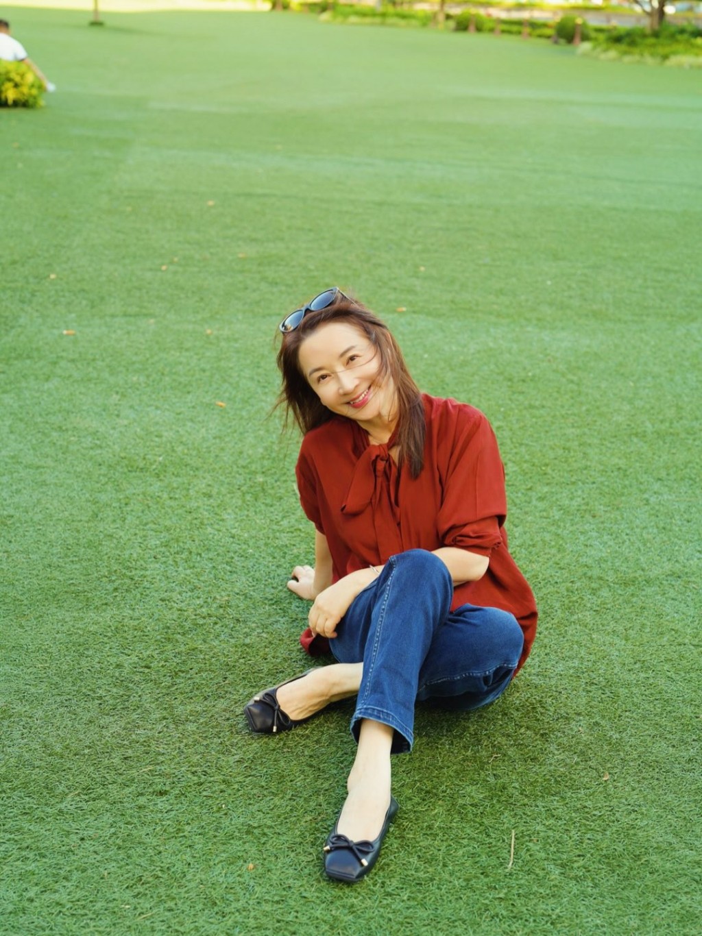 龔慈恩享受悠閒戶外時光，舉手投足散發優雅美態。