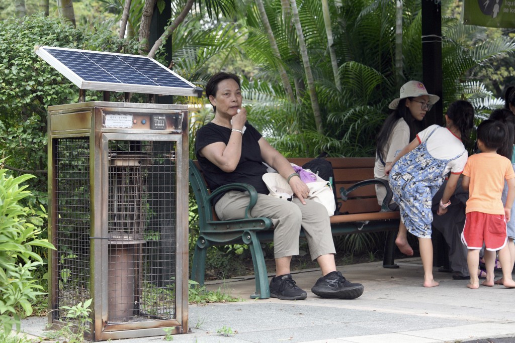 他表示，當局會審慎考慮市民對釋放蚊隻的觀感，若技術成熟及成效理想，最快今年年底、不遲於明年年初在香港引入該方法作實地測試。