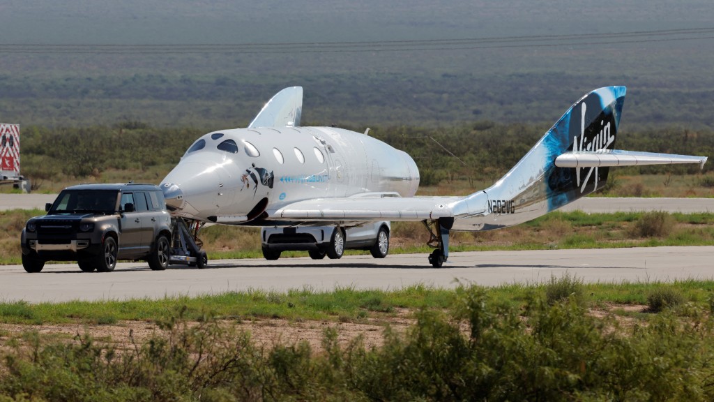 团结号（VSS Unity）返回地面后由拖车拖走。 路透社