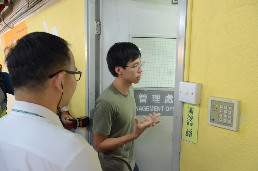 淘大花園居民包圍管理處要求交代