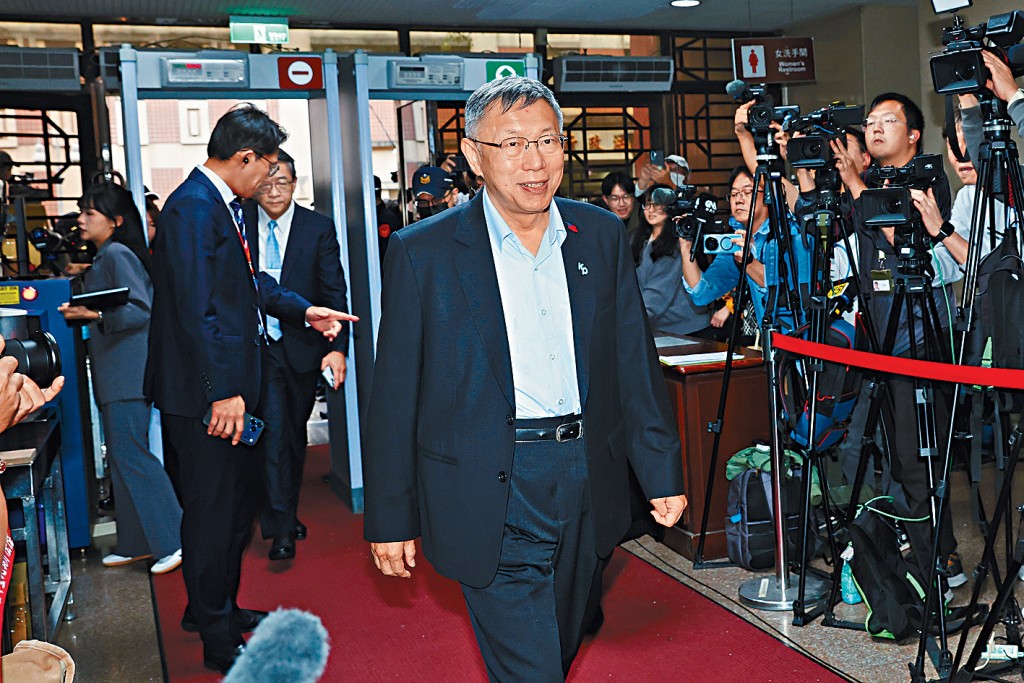 柯文哲身穿黑西裝，到庭聽判。