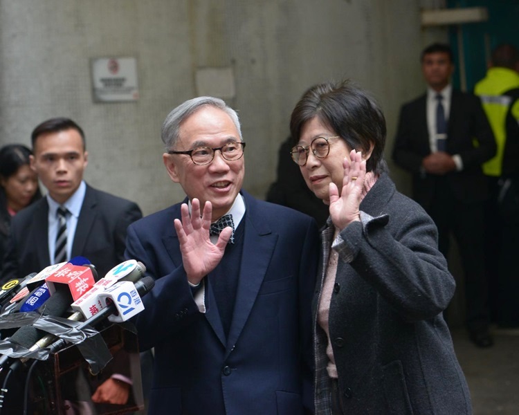 前特首曾蔭權夫人曾鮑笑微到瑪麗醫院陪同離開。