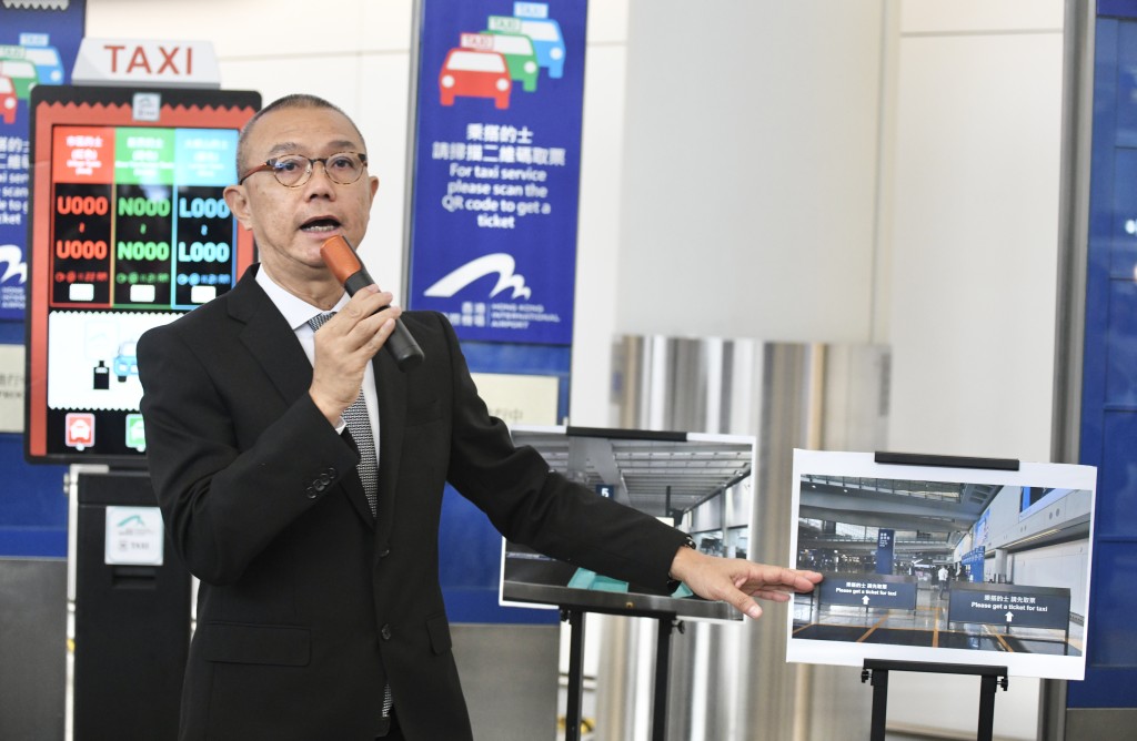 姚兆聪展示机场新设立的电子的士派筹系统。何君健摄