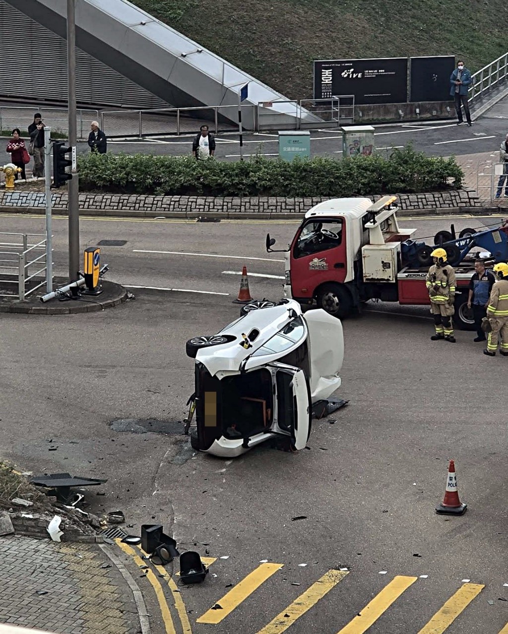 私家車翻側路中。fb：車cam L（香港群組）