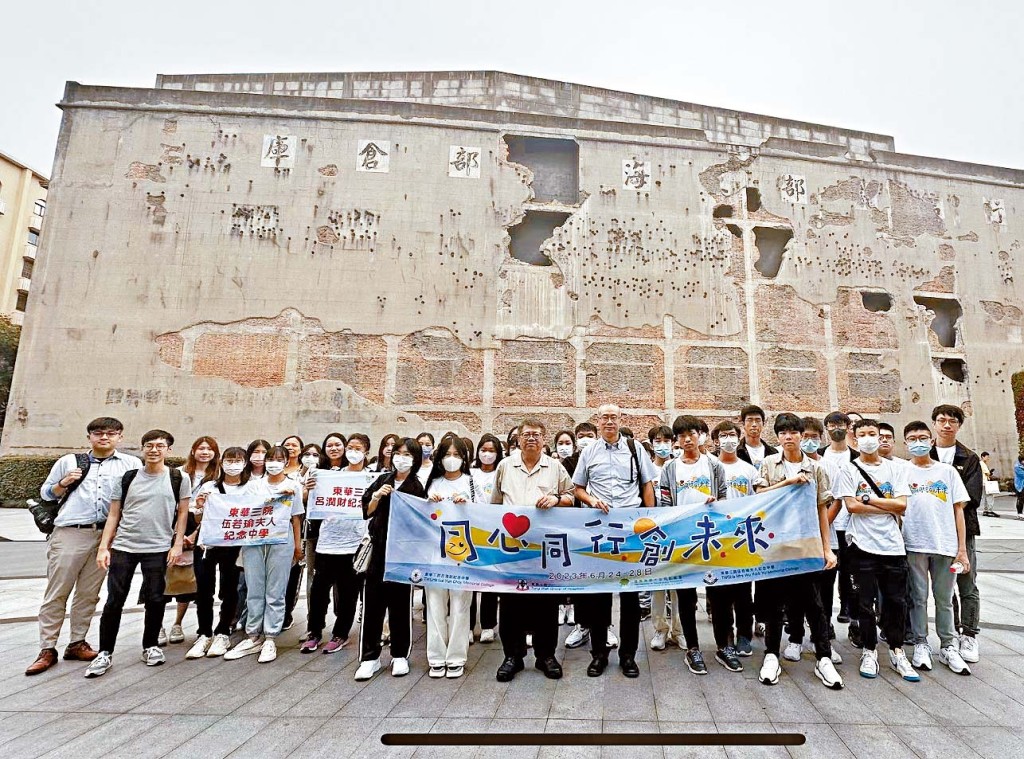 「同心同行创未来」上海交流夏令营参加者参观四行仓库抗战纪念馆,认识抗战历史。