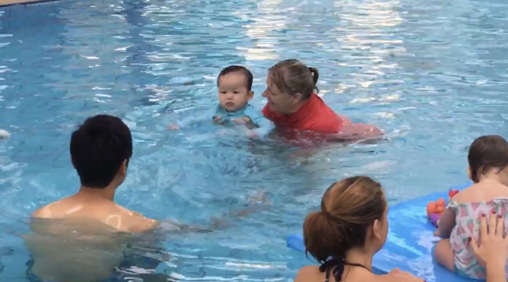 Mag說幾乎所有澳洲小朋友都會學習游泳，所以她在兩名子女年幼時，已開始帶他們參加游泳班。